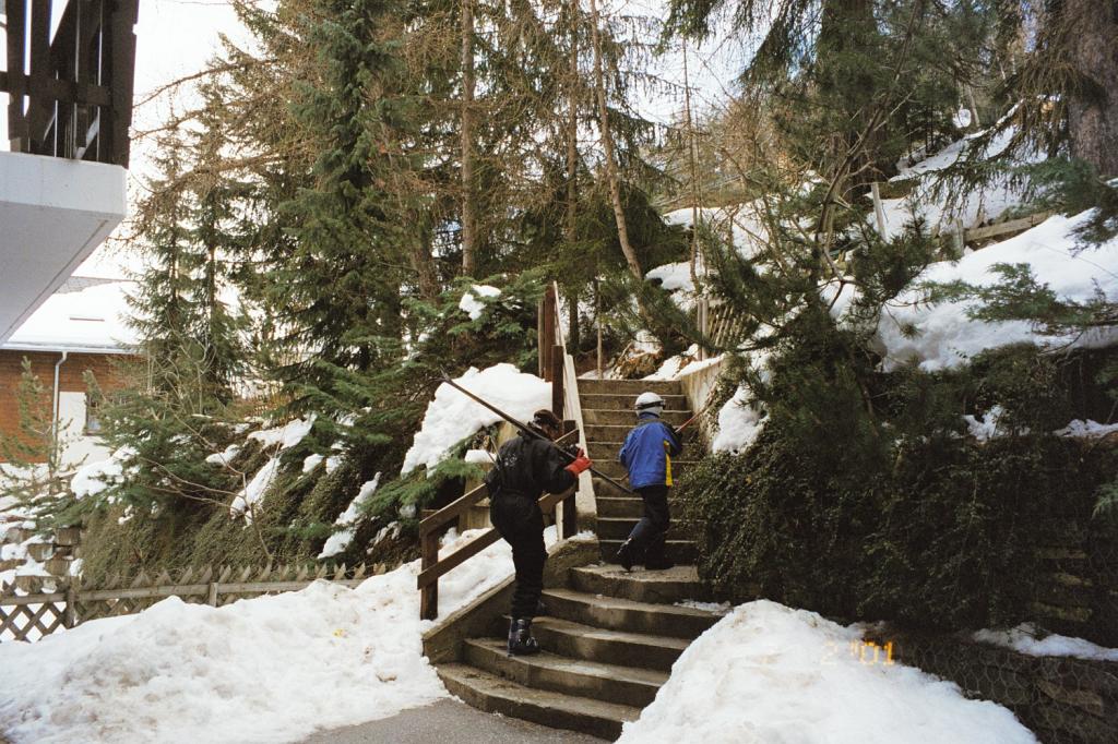 13-veysonnaz-feb2001.jpg - Op ad trapperne i baghaven og 100 meter mere. Så var vi ved kabineliften.