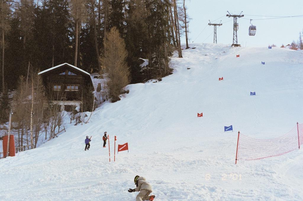 16-veysonnaz-feb2001.jpg - Der var ingen lift ved denne lille slalombane. Og så må man jo gå. Det var en hård opgave.