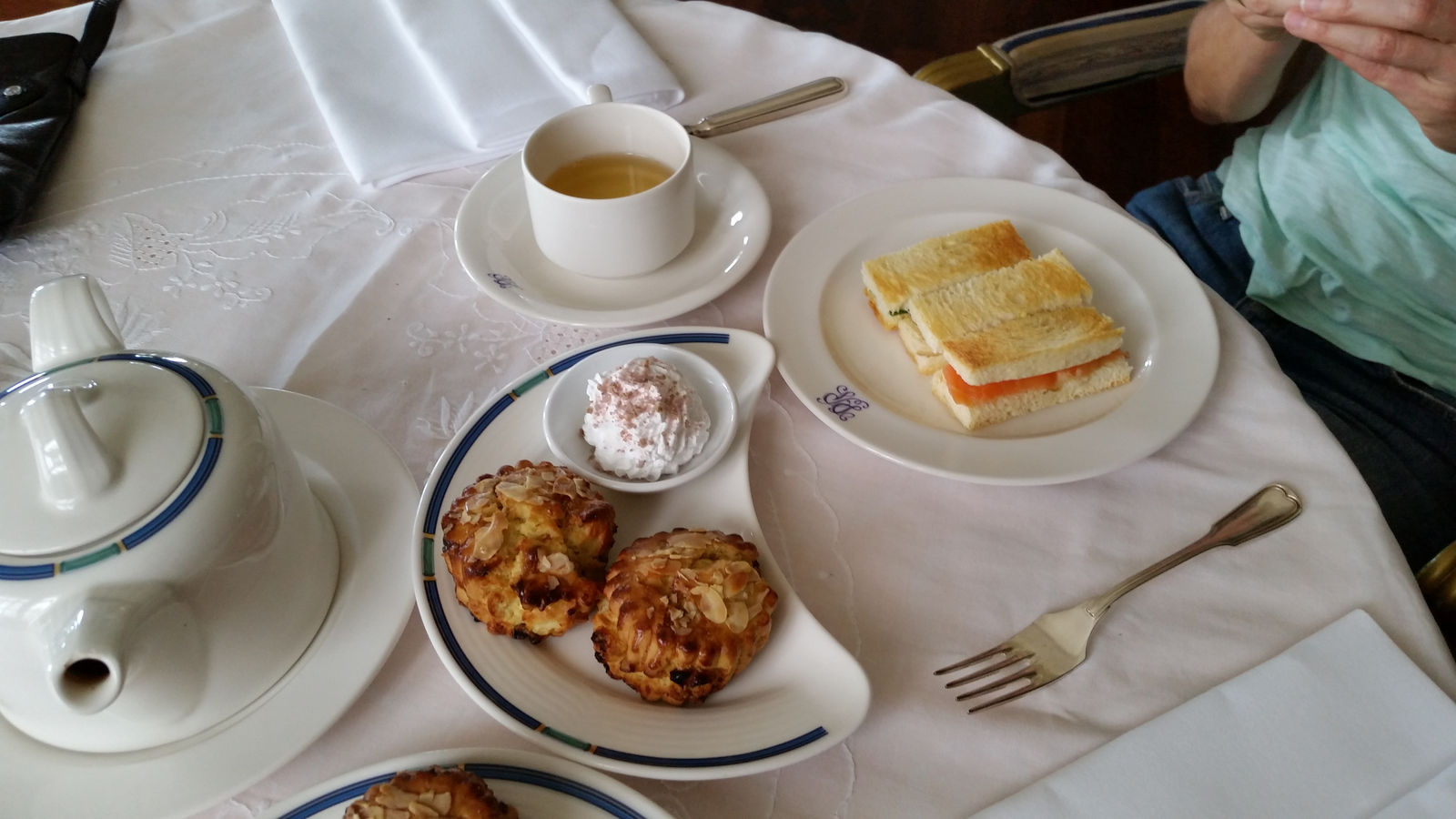 Vietnam2014-573.jpg - Så står den på High tea i Dalat Palace. Kun 3 timer efter en stor frokost :-)