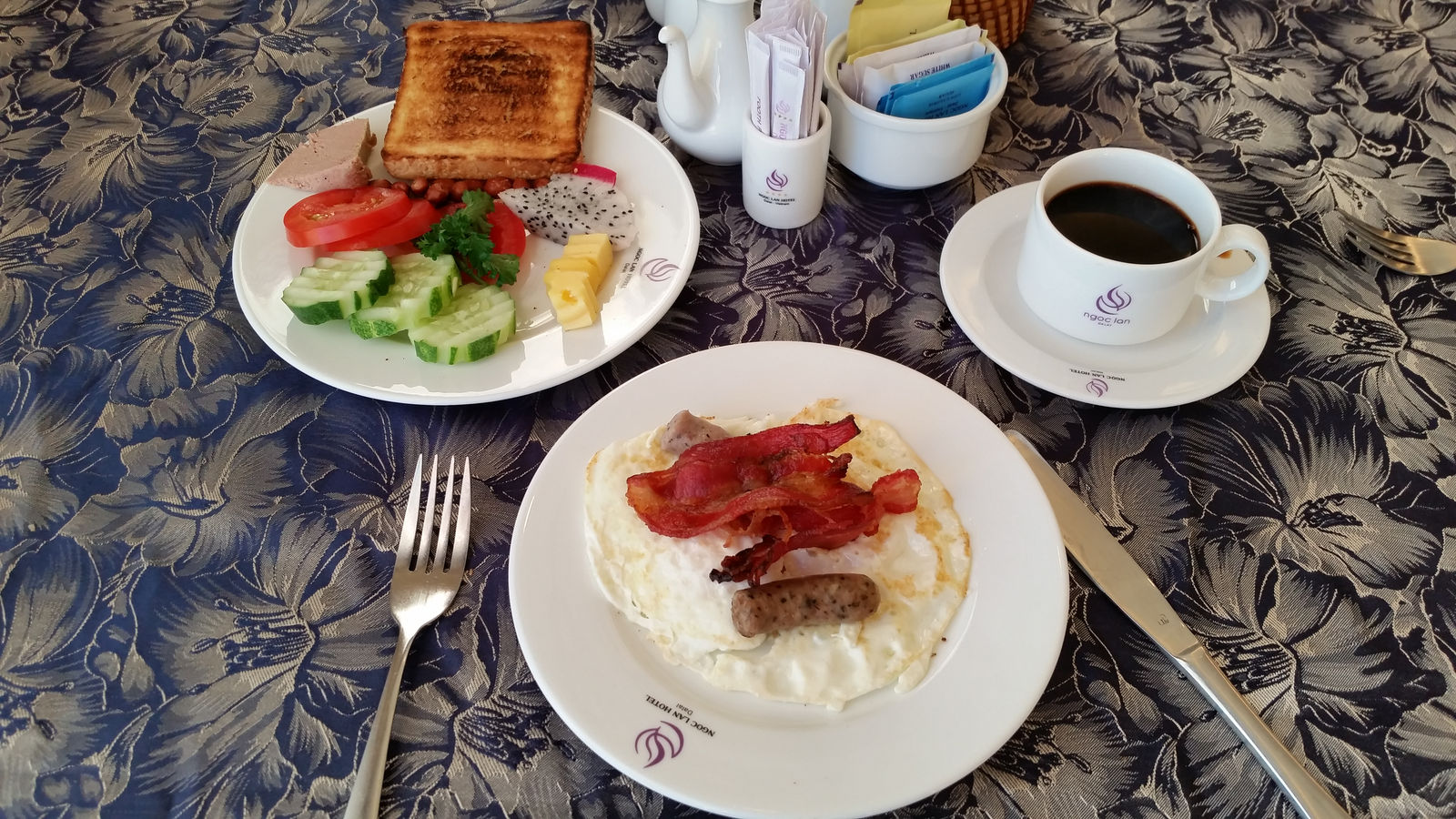 Vietnam2014-578.jpg - Morgenmad på hotellet. De havde en god kaffe. Ikke for stærk :-) Og Vietnams bedste massage klinik i kælderen!