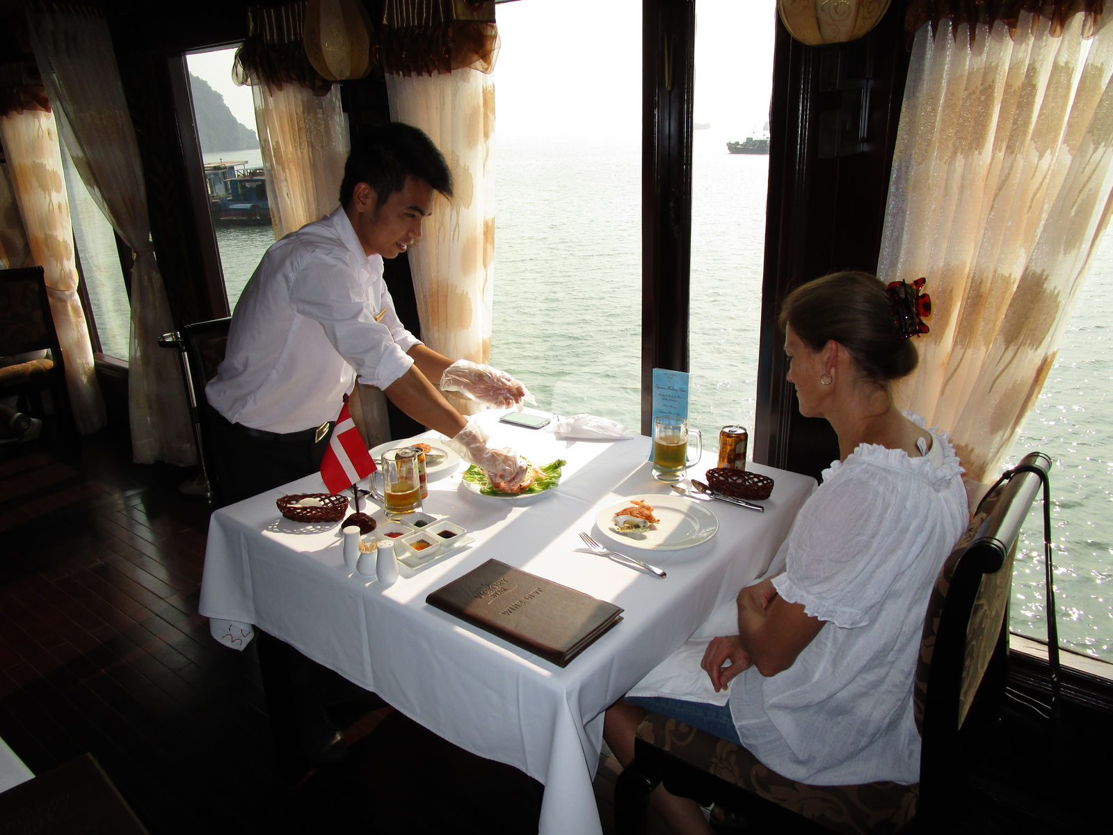 Vietnam2014-277.jpg - Vi må ikke få fedtede fingre. Så tjeneren klarer "udpakning" af rejer ect. Bemærk udsigten :-)