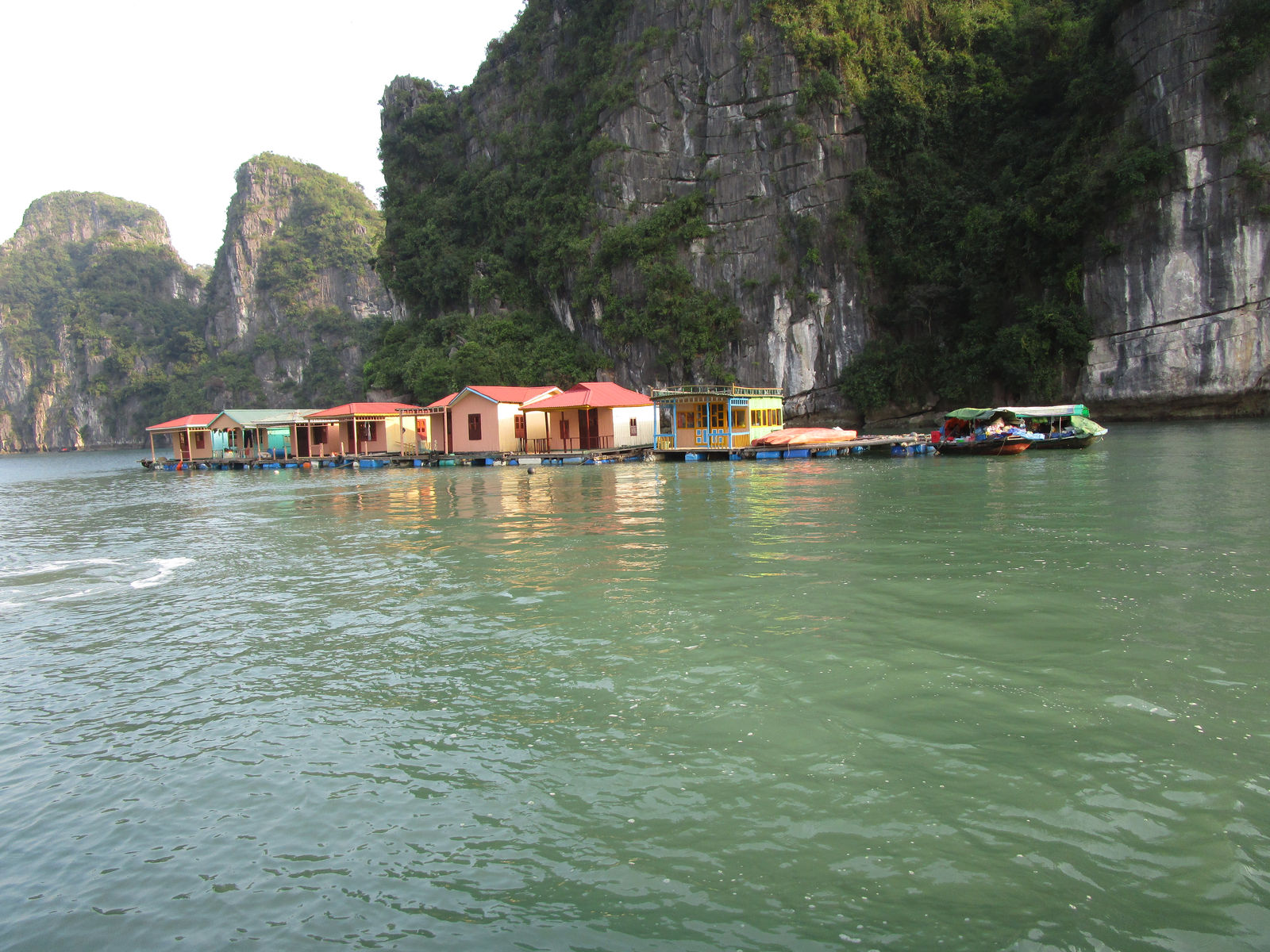 Vietnam2014-296.jpg - Lokale fiskere bor godt 20 km ude i bugten. Godt beskyttet af klipper på alle sider