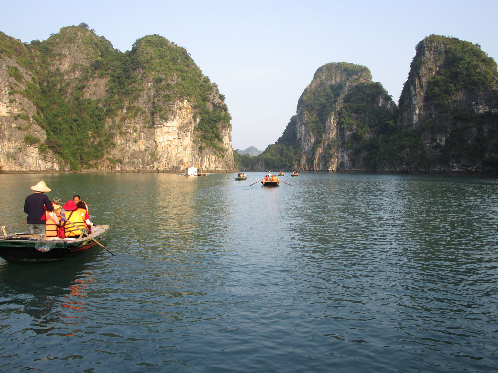 Vietnam2014-298.jpg - En del af pakken. Tur rundt i fiskerbyen i disse små både