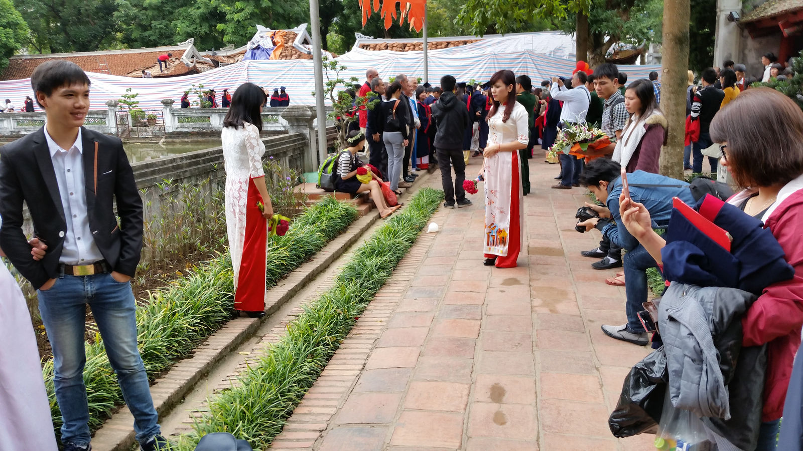 Vietnam2014-134.jpg - Unge mennesker holder fest fordi de er færdige med en uddannelse ca. 5 måneder senere