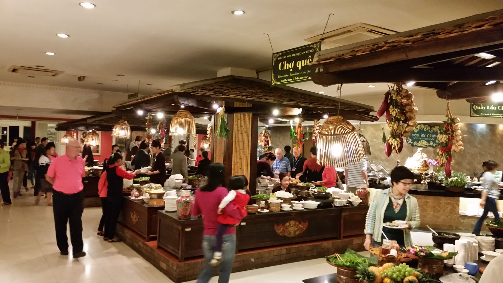 Vietnam2014-144.jpg - På restaurant med kæmpe "tag selv"