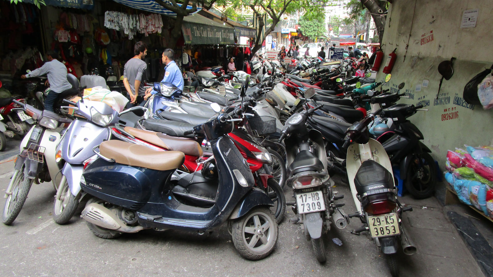 Vietnam2014-156.jpg - Scooter parkering