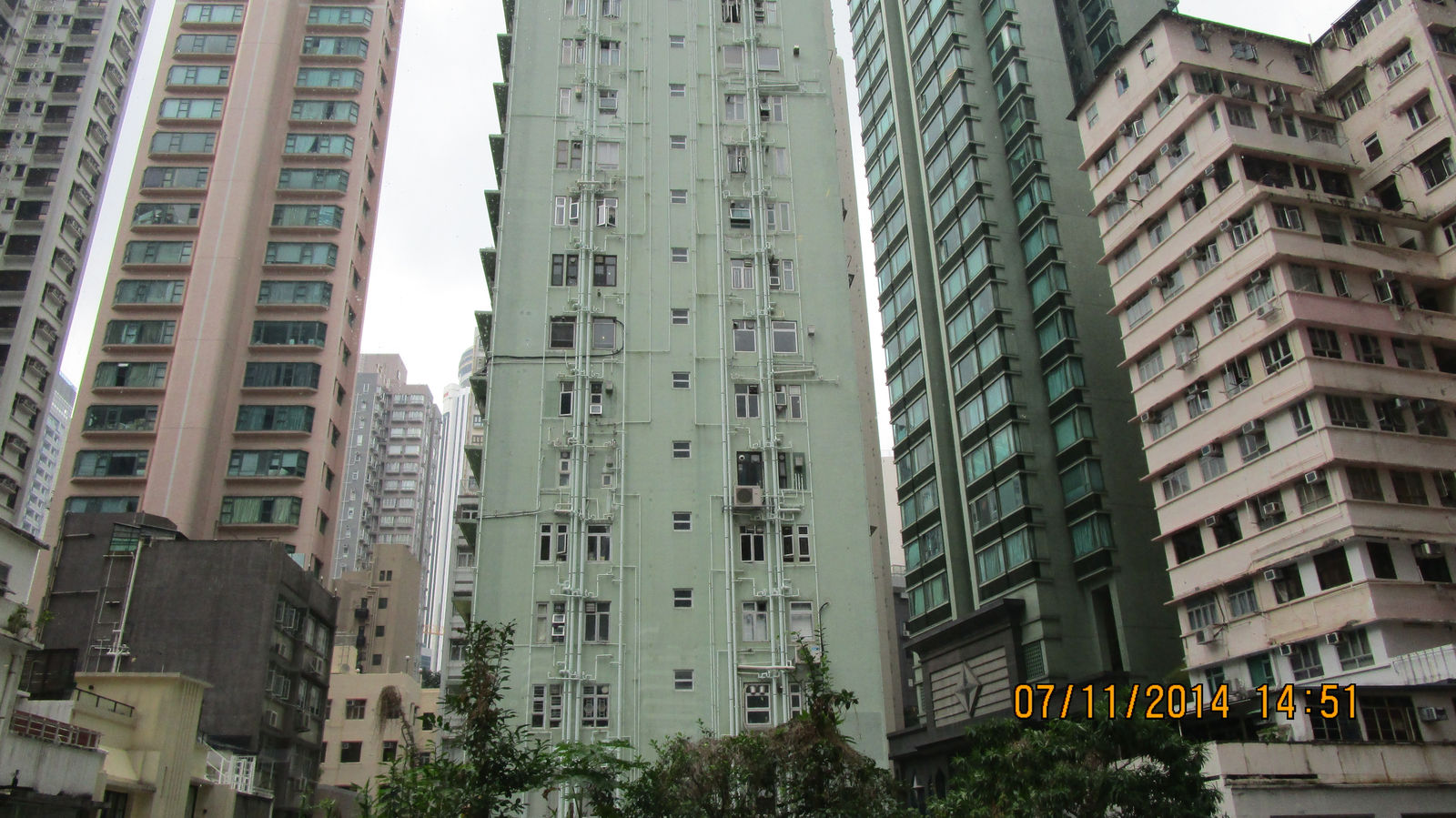 Vietnam2014-022.jpg - Bemærk rør føring udvendig på den grønne bygning