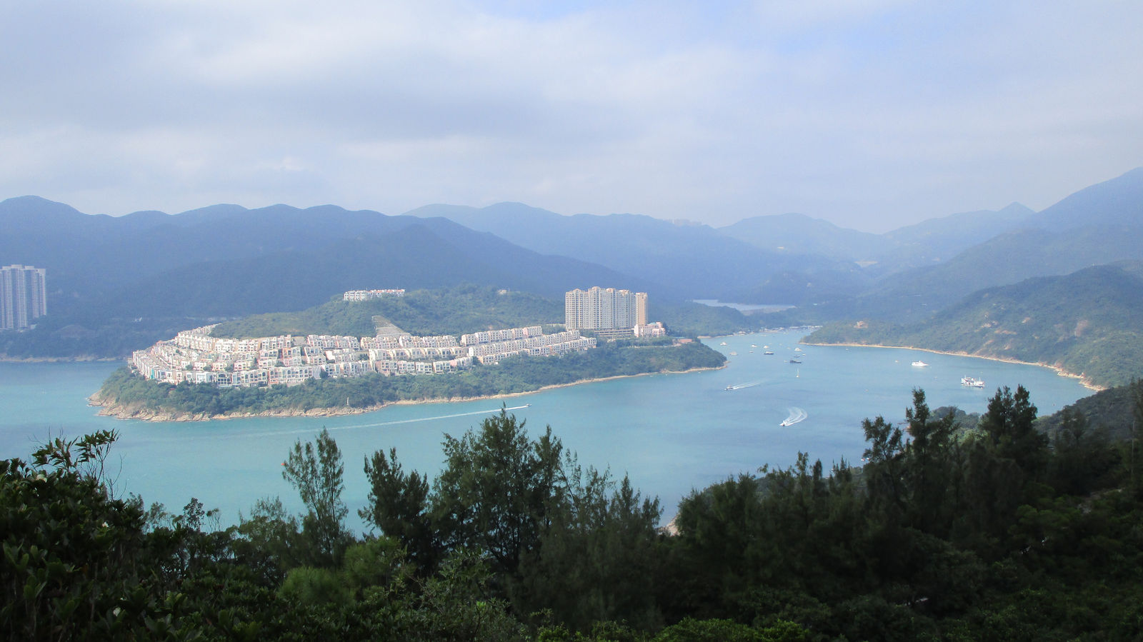 Vietnam2014-056.jpg - Hong Kong er præget af at beboelse lægges lidt rundt på øerne. Meget flot område