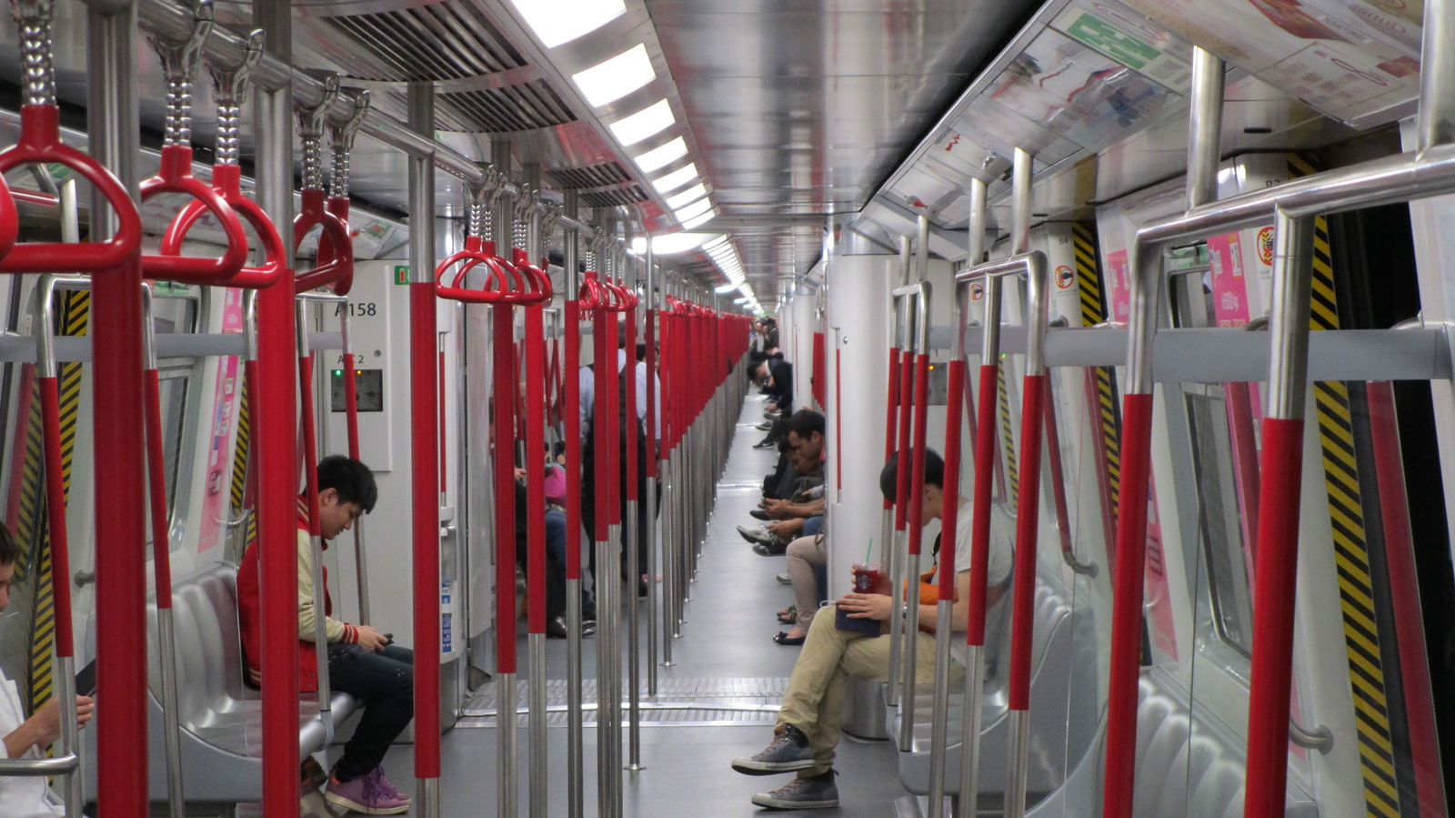 Vietnam2014-106.jpg - Der er ca. 200 meter vogne koblet sammen i hvert vogntog i metroen. Afgang hver 3 minut når der er travlt