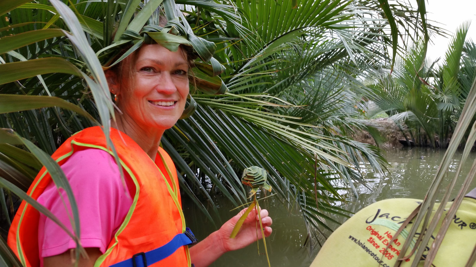 Vietnam2014-469.jpg - Da jeg som eneste turist padlede hele turen rundt i palme skoven havde bådføreren masser af tid til at flette palmeblade til Eva og jeg :-)
