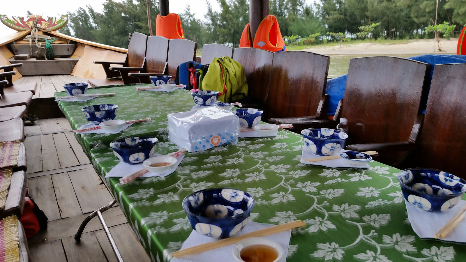 Vietnam2014-483.jpg - Skipper har lavet mad og besætningen har dækket op til frokost