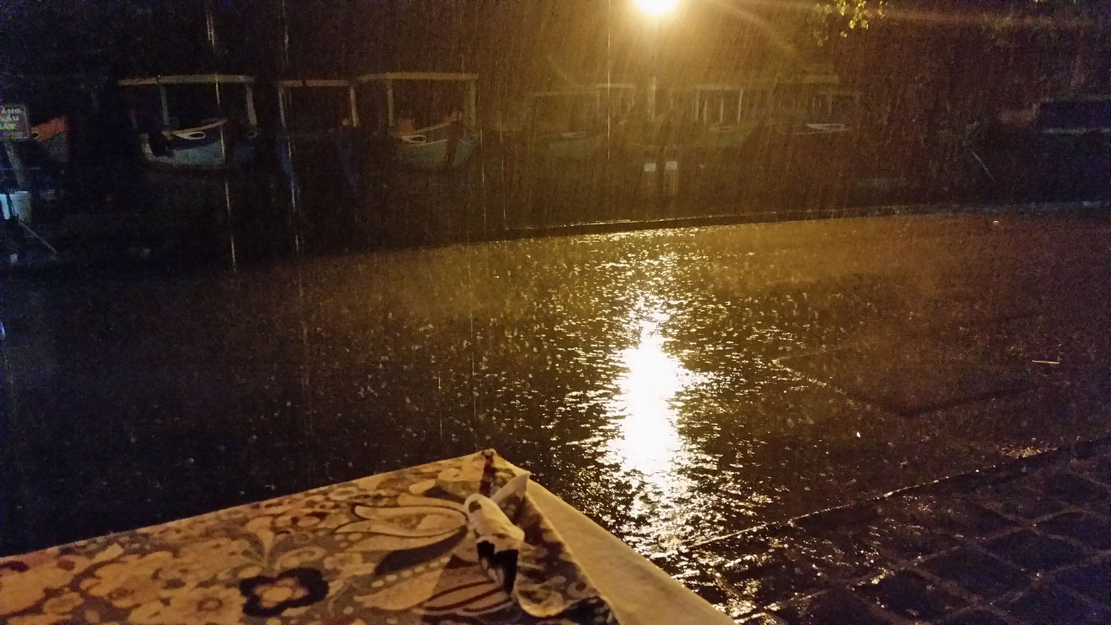 Vietnam2014-488.jpg - Det gav lidt vand :-) Men så længe vi kunne sidde på en restaurant og nyde en forfriskning er det ok