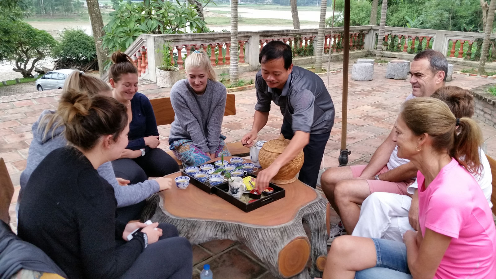 Vietnam2014-372.jpg - Efter morgen gymnastik var der grøn the og ginger slik