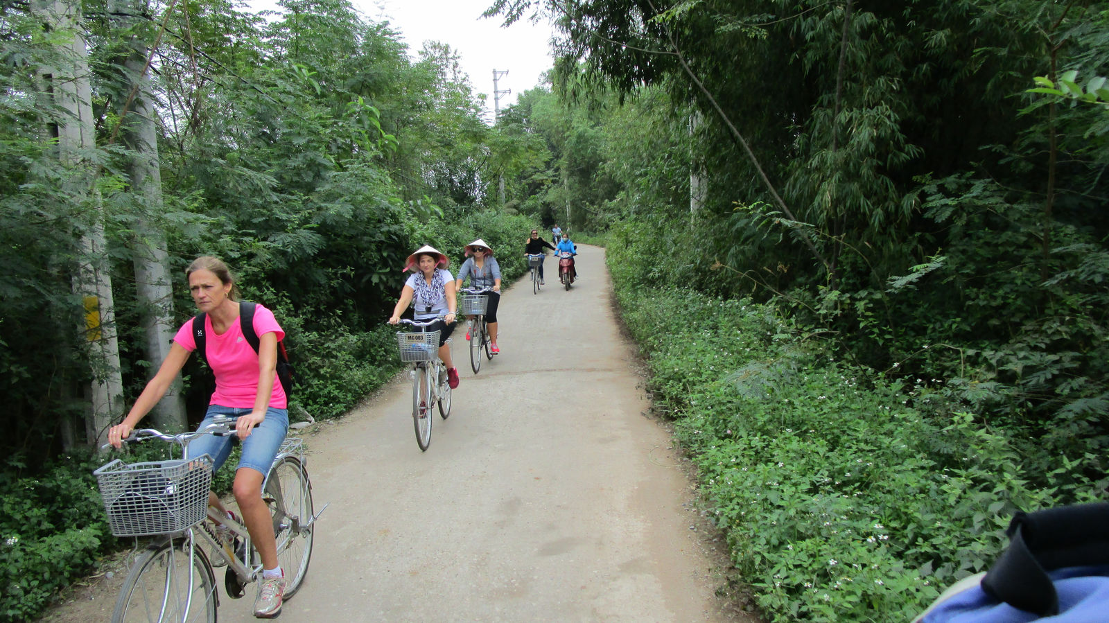 Vietnam2014-400.jpg - En af pigerne havde ikke så meget luft. Så hun fiksede et lift :-)