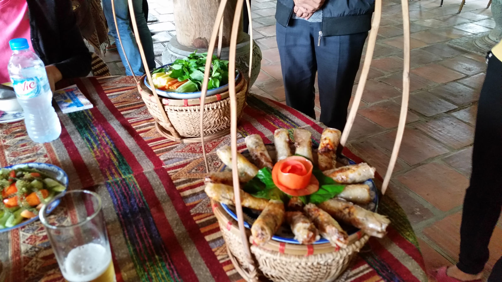 Vietnam2014-413.jpg - Servering af vores kreationer :-)