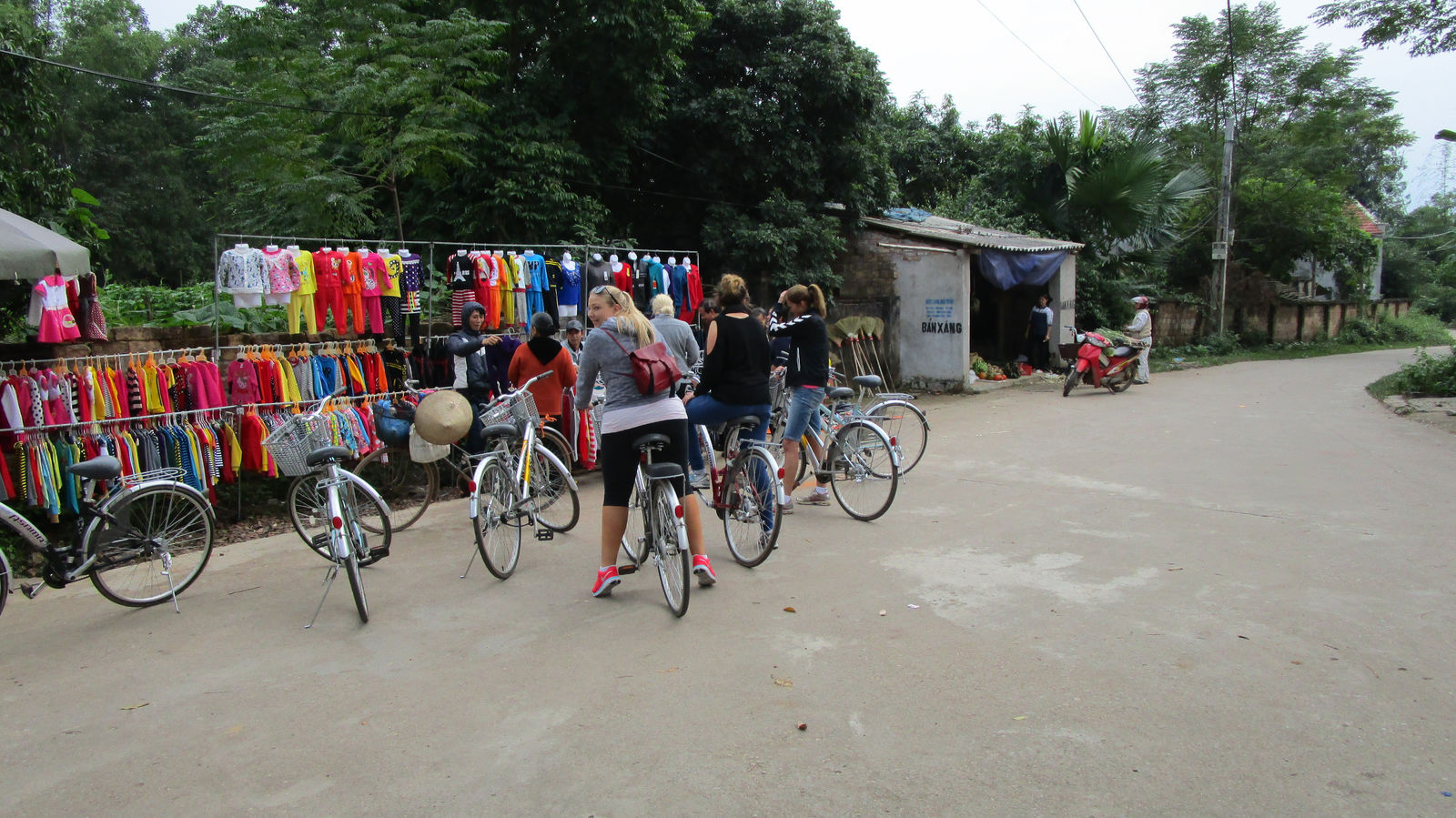 Vietnam2014-427.jpg - Ny cyekl tur. Her et lille gade udsalg