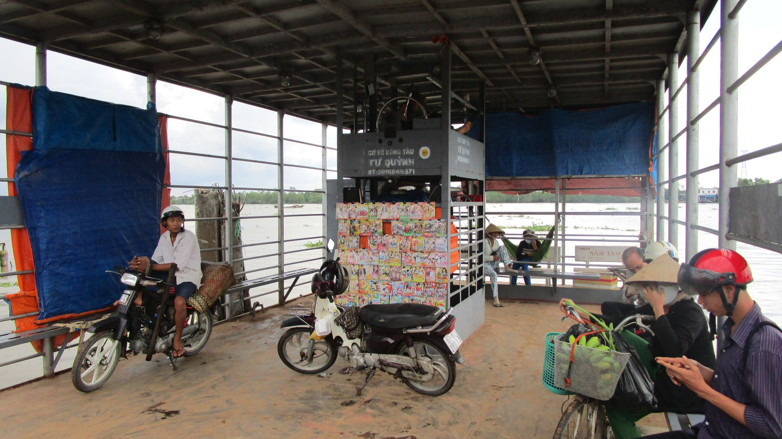Vietnam2014-820.jpg - En af de større færger. Bemærk: skipper sælger (kopi) musik