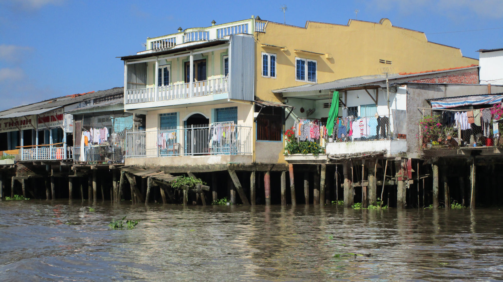 Vietnam2014-867.jpg - Det er da huse på pæle. Underligt at det holder