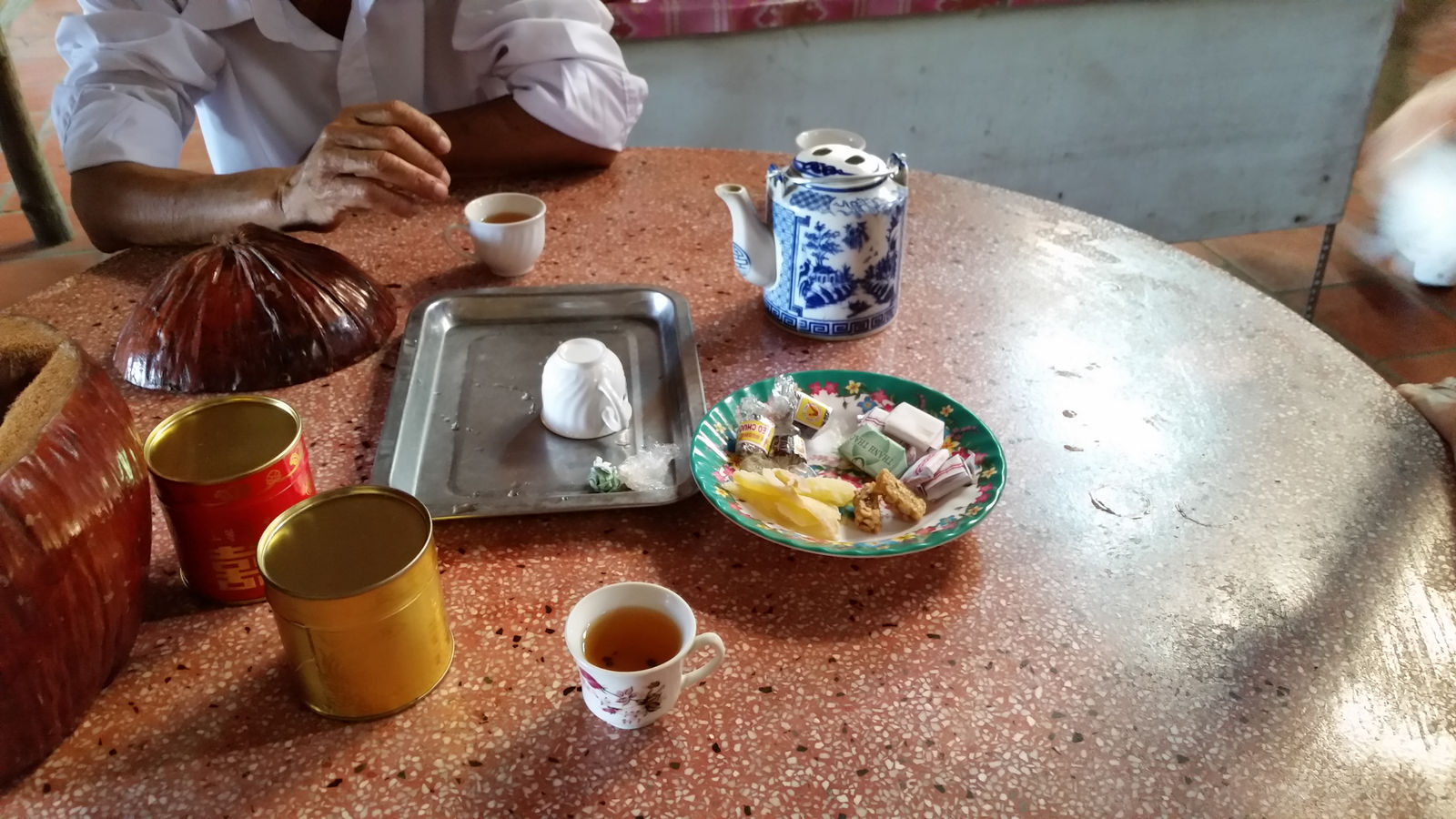 Vietnam2014-878.jpg - Besøg på turist sted. De producerer slik. Ting og sager. Og sprit af affald fra slik produktionen :-)