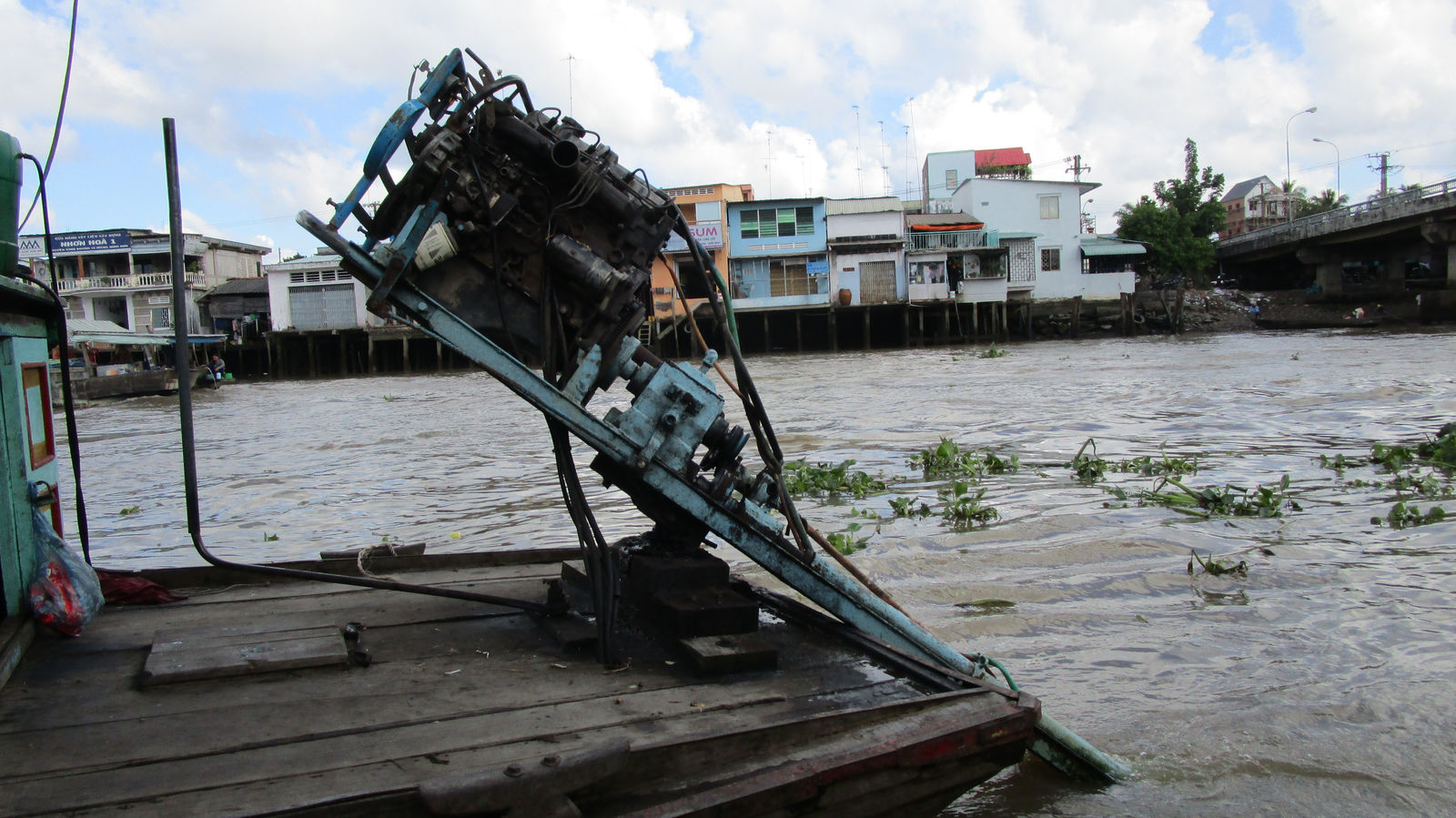 Vietnam2014-885.jpg - Smid en gammel bilmotor på lidt jern. Så sejler vi. Udstødningen. Den var der ikke plads til