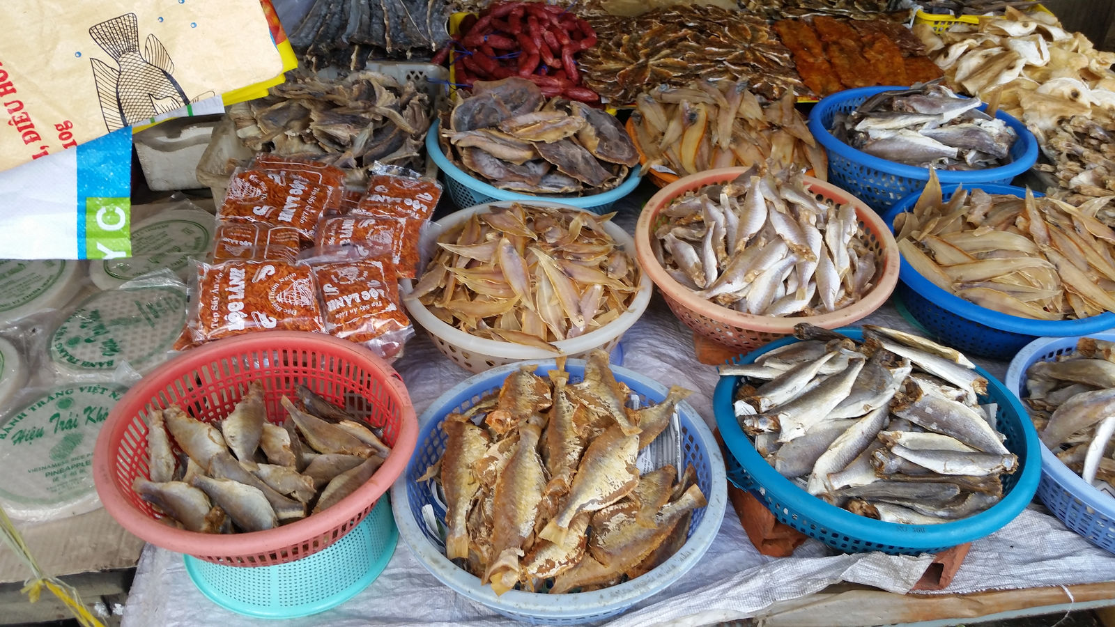 Vietnam2014-889.jpg - Fisk i alle afskygninger. Der var en speciel duft på markedet :-)