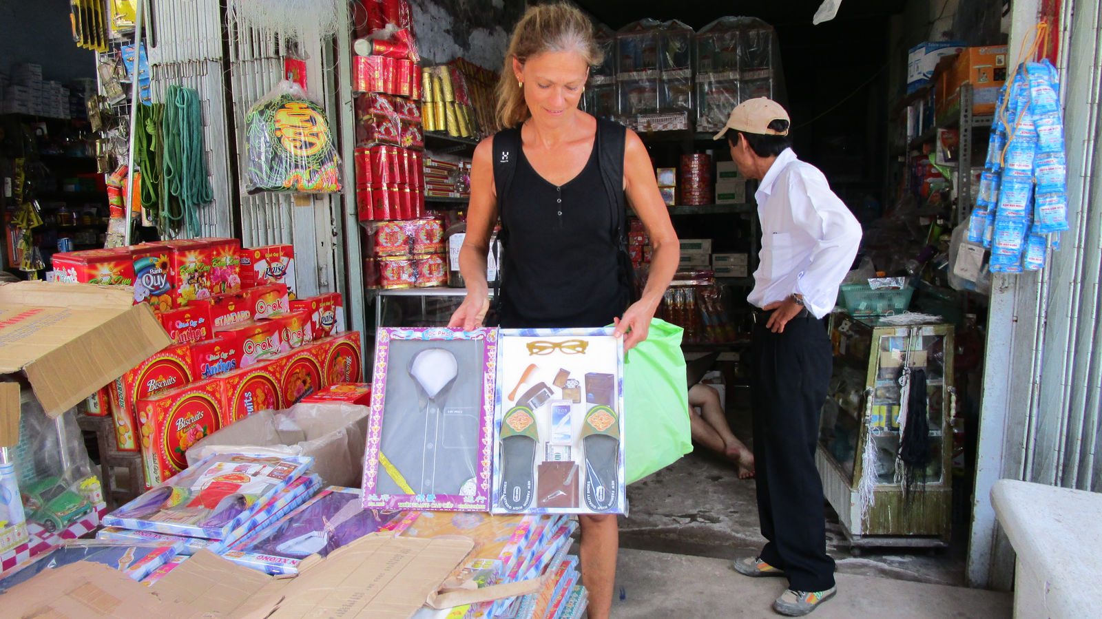 Vietnam2014-904.jpg - Tja. De døde skal også have lidt goder deroppe