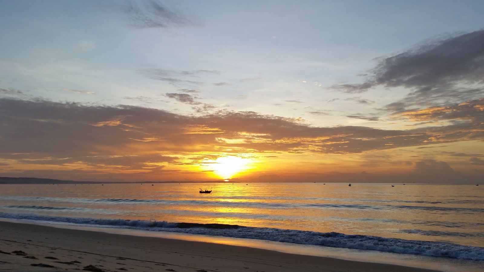 Vietnam2014-665.jpg - Op 0545 hver morgen for at få billedet af solopgangen. Som regel en gå eller løbe tur på stranden. Dernæst en dukkert i det 30 grader varme hav