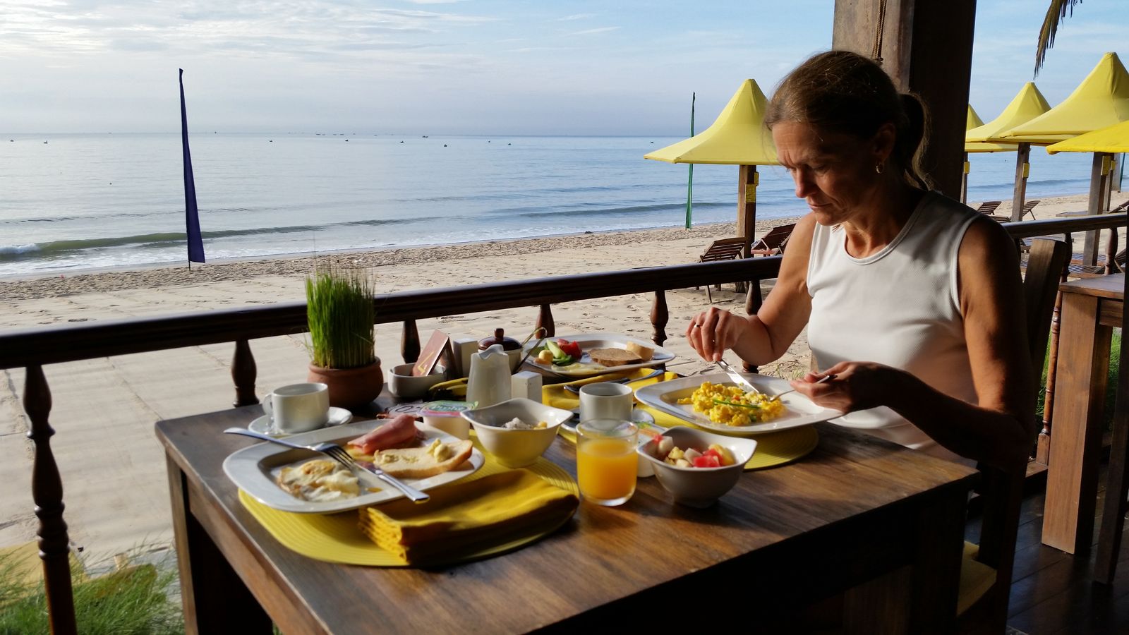 Vietnam2014-669.jpg - Morgenmad på restauranten 40 meter henne langs kysten