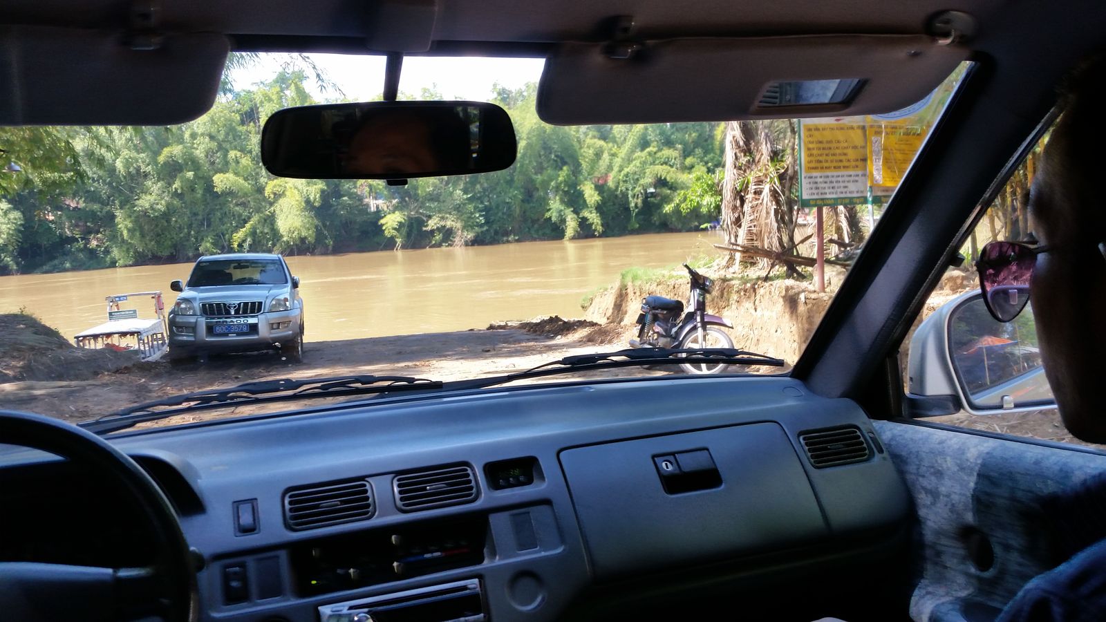 Vietnam2014-587.jpg - Så stoppede vejen. Ikke et uheld. Der er bare ikke en bro