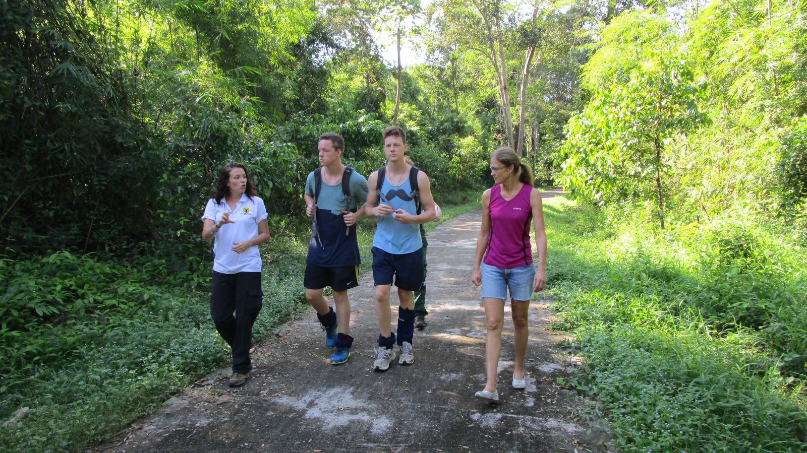 Vietnam2014-630.jpg - Gå tur på "øen". Guide (frivillig fra London) og 2 brødre fra New Zeeland