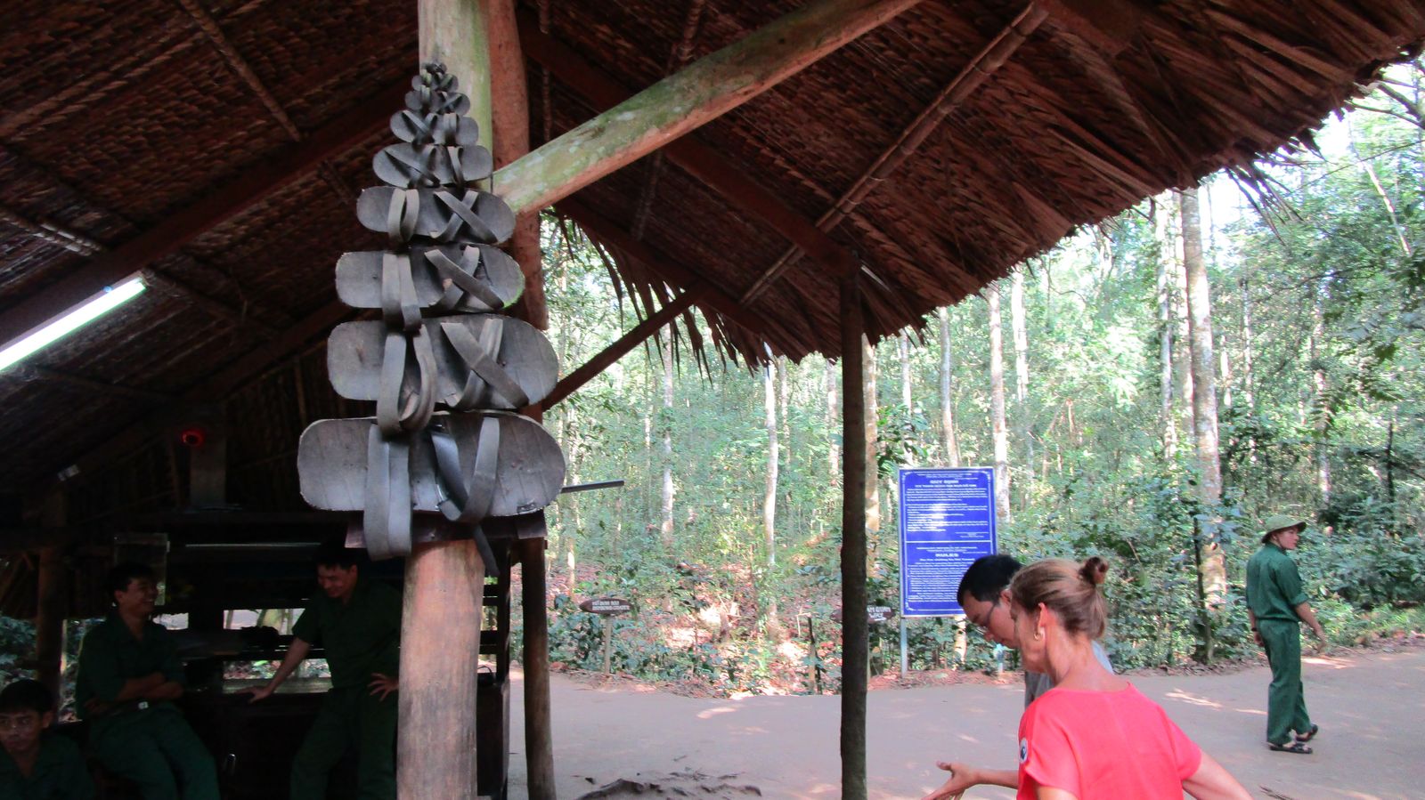 Vietnam2014-748.jpg - Bemærk skoene. Lavet af gamle bildæk. Nogle med hælen forrest for at forvirre fjenden