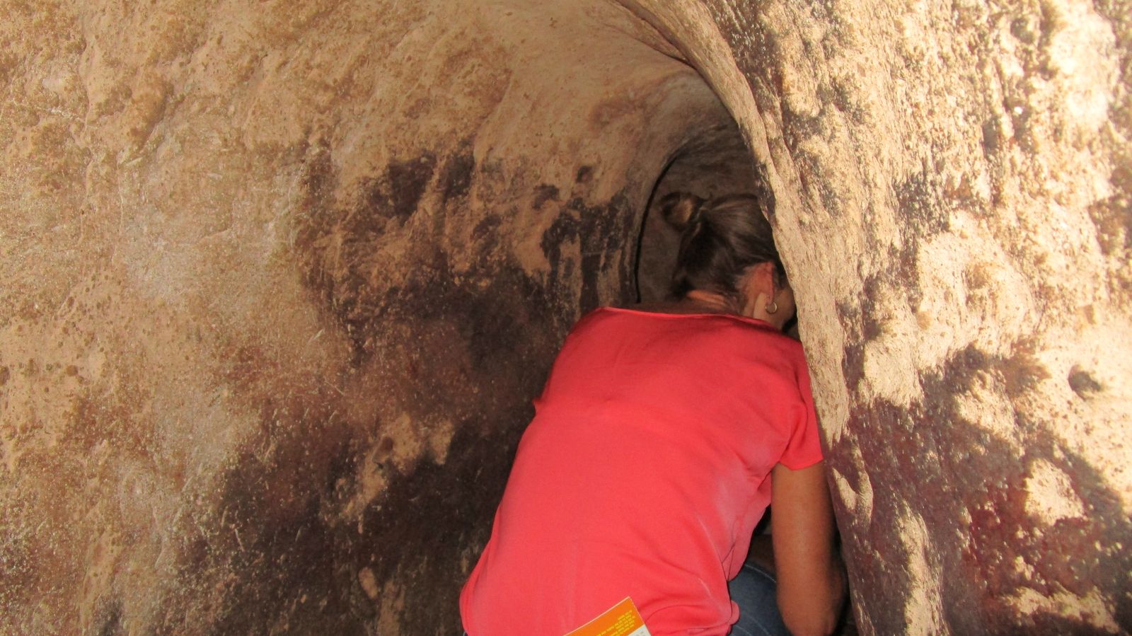 Vietnam2014-752.jpg - Der er god plads i denne turist udgave af tunnelerne