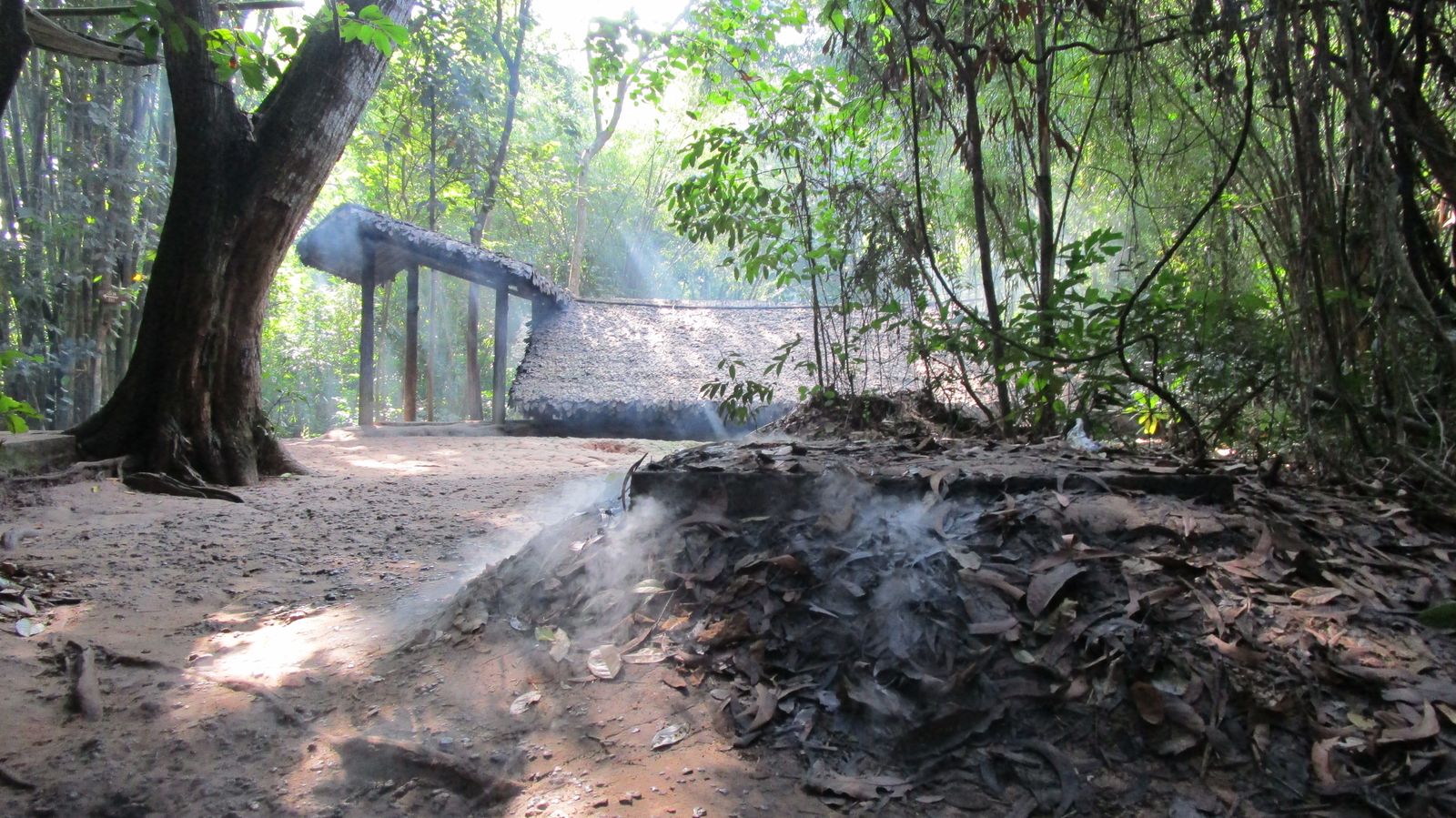 Vietnam2014-758.jpg - For at undgå røg der stiger over trætoppene er skorstenen ført langt væk fra hytten så røgen bliver kold inden den slipper ud. Og derved driver langs jorden