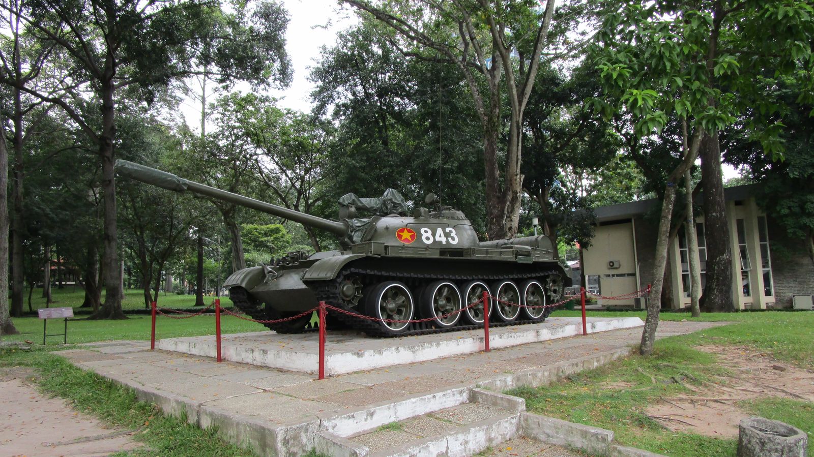 Vietnam2014-769.jpg - 2-3 stykker af disse kampvogne indtog paladset