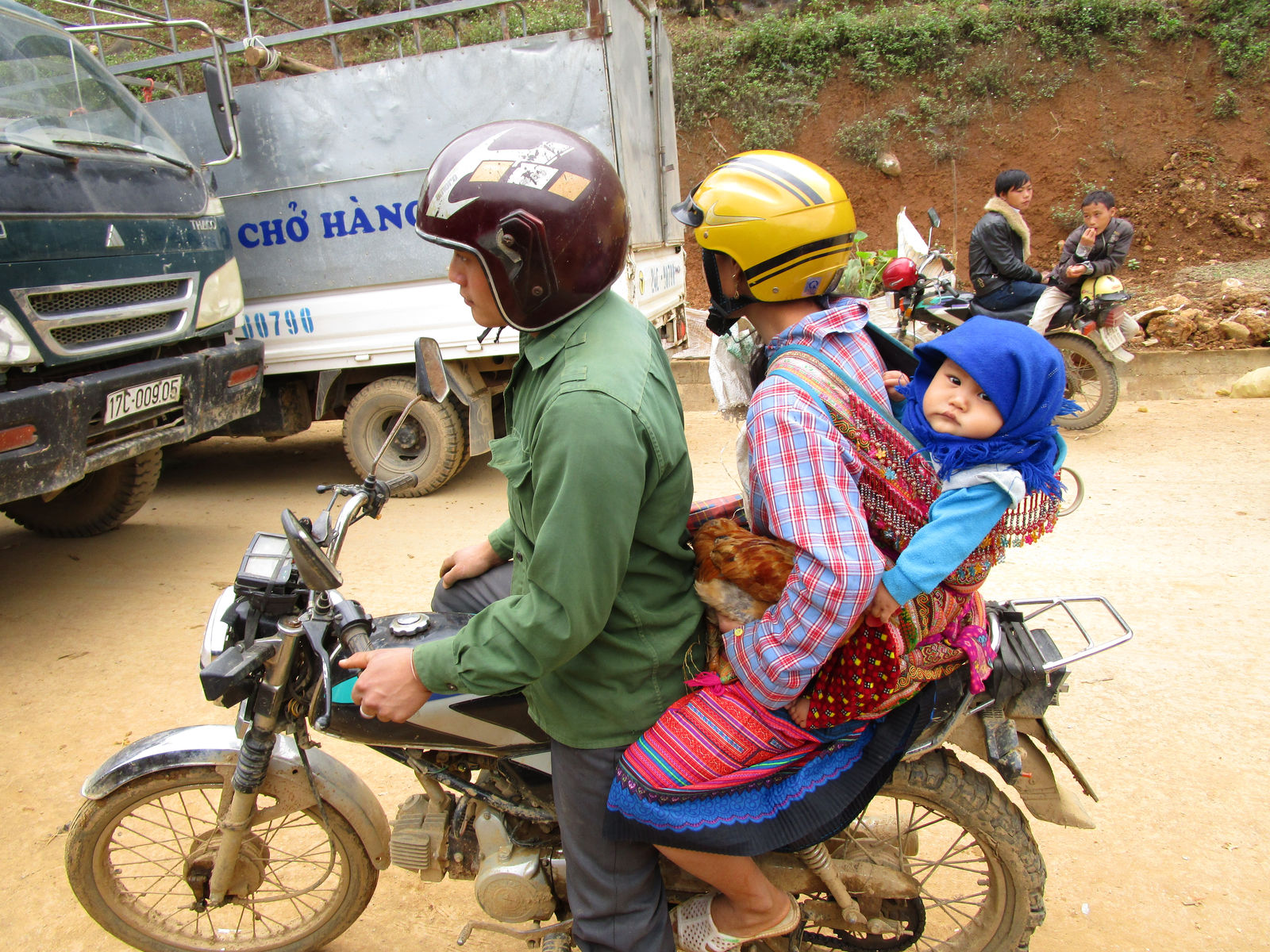 Vietnam2014-236.jpg - Far, mor og barn. Har været på marked for at købe en høne. Bemærk forstærkning af bagdækket :-)