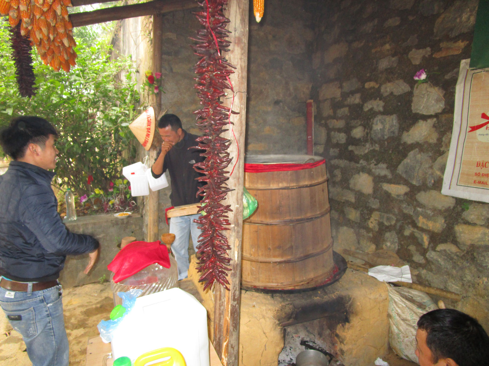 Vietnam2014-244.jpg - Destilering på majs