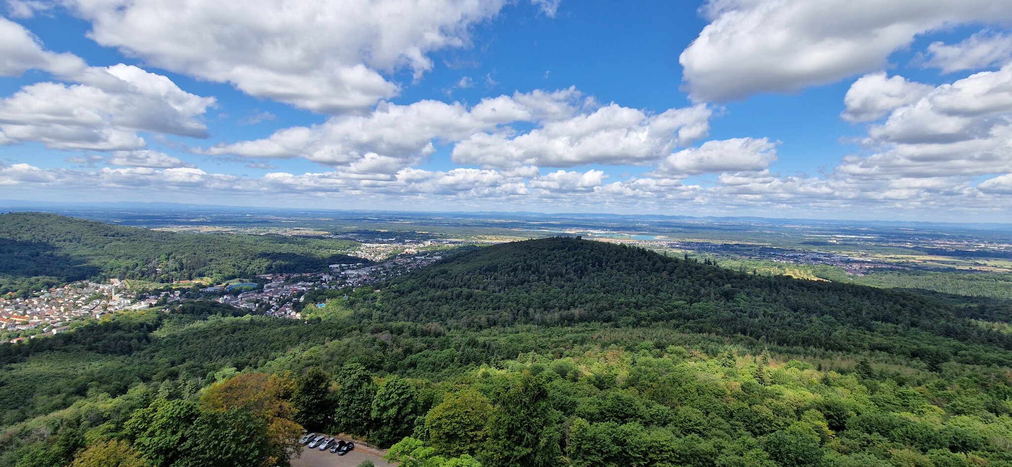 20220726_114354.jpg - Udsigt fra en borgruin i sydkanten af Schwarzwald med Alsace og Schweiz i baggrunden