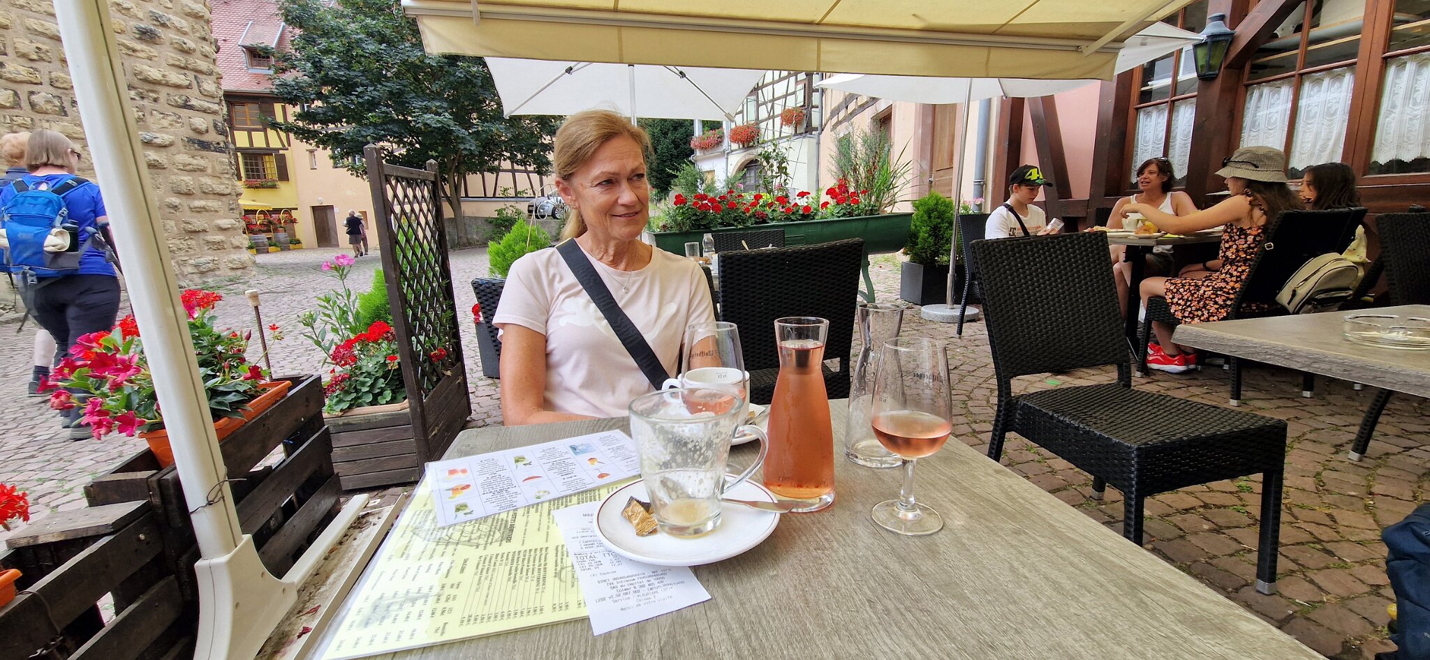 20220729_113854.jpg - Lidt frokost hygge hvor vi opdager, at der er en vinbonde der laver en god rose. Så vi venter med at køre videre til efter deres siesta :-)
