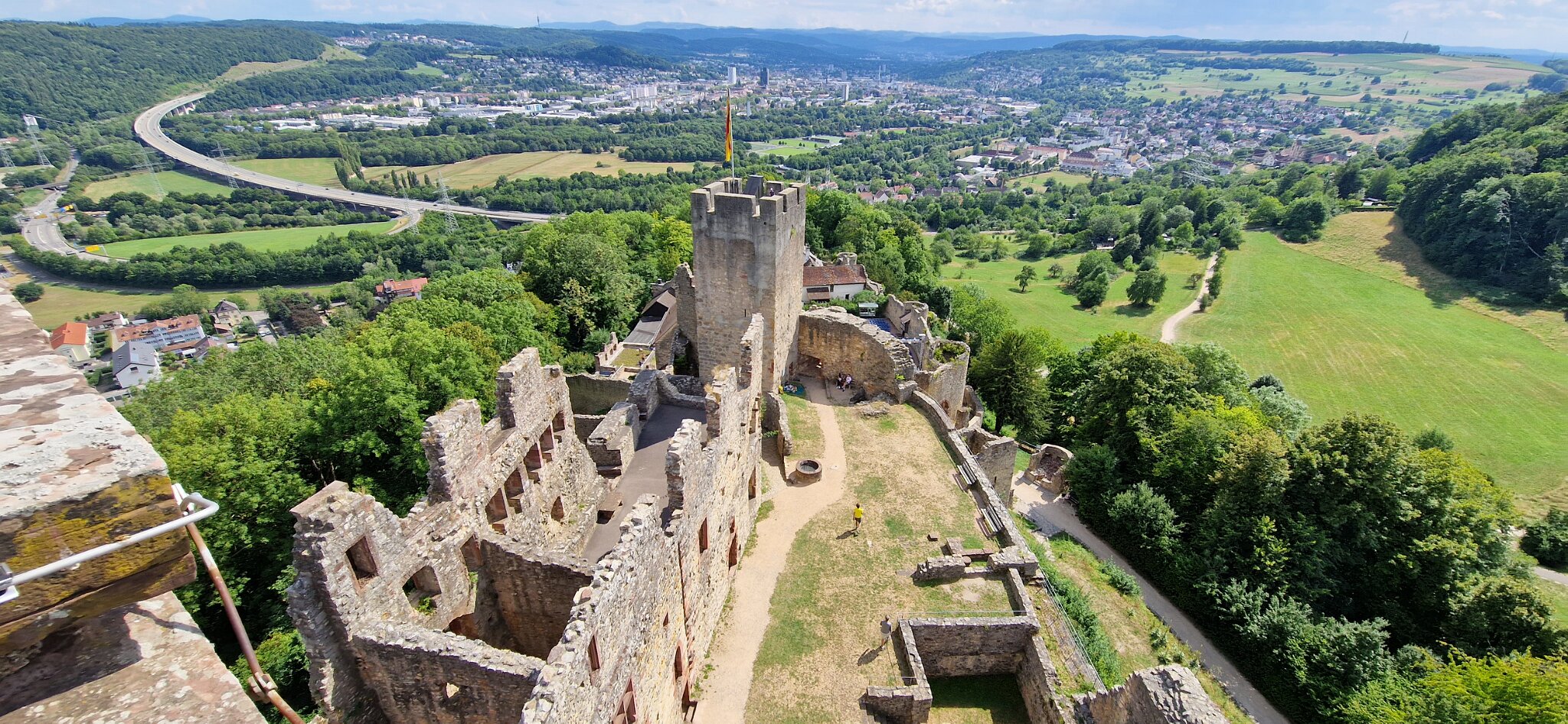 20220730_160401.jpg - Besøg på Burg Rötteln hvor kontrasten mellem fortiden og nutiden er tydelig 