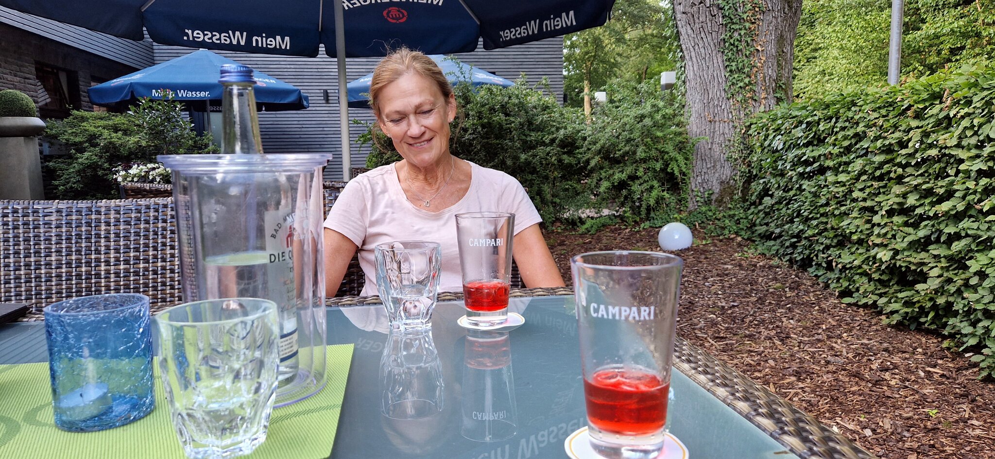 20220803_191735.jpg - Sidste drink på ferien i Schwarzwald; Campari soda